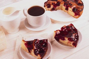 Hafif ahşap yüzeyde lezzetli pişmiş reçelli bisküvi turtası.