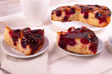 Hafif ahşap yüzeyde lezzetli pişmiş reçelli bisküvi turtası.