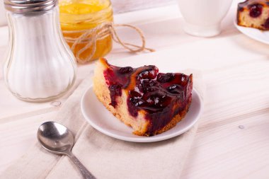 Hafif ahşap yüzeyde lezzetli pişmiş reçelli bisküvi turtası.