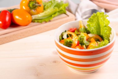 Taze sebze salatası sağlıklı beslenme konsepti