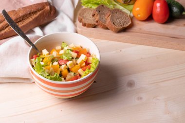 Sağlıklı beslenme konsepti olarak kasede sebze salatası.