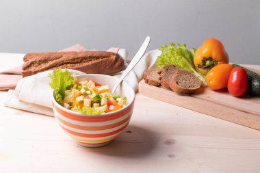 Sağlıklı beslenme konsepti olarak kasede sebze salatası.