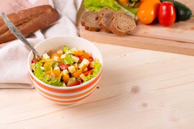 Sağlıklı beslenme konsepti olarak kasede sebze salatası.