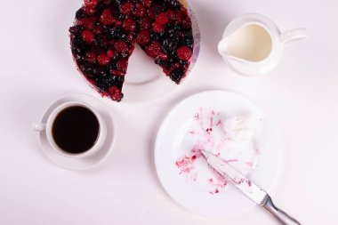 tatlı çilek, böğürtlen, kiraz veya diğer meyveli turta veya beyaz arka planda turta.