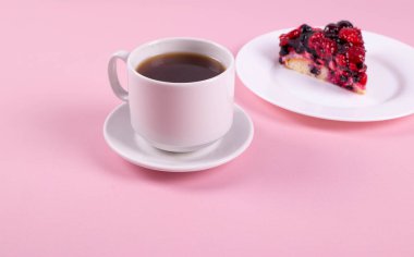 tatlı çilek, böğürtlen, kiraz veya diğer meyveli turta veya beyaz arka planda turta.