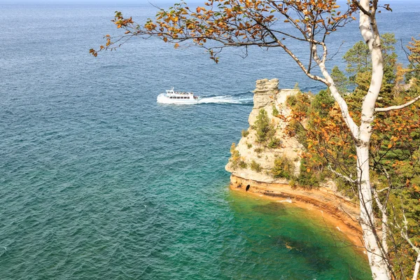 Ferry Boat at at Miners Castle - Pictured Rocks, Michigan — стоковое фото