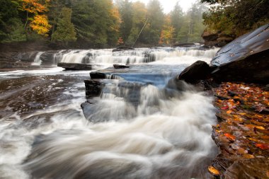 Misty sabah Manido Falls - Michigan üst Yarımadası