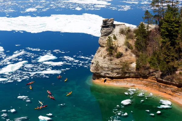 Kayaks & Ice Floes at Miners Castle - Pictured Rocks National La — Stock Photo, Image