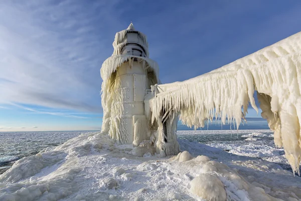 Tende di ghiaccio sul faro di San Giuseppe in inverno — Foto Stock