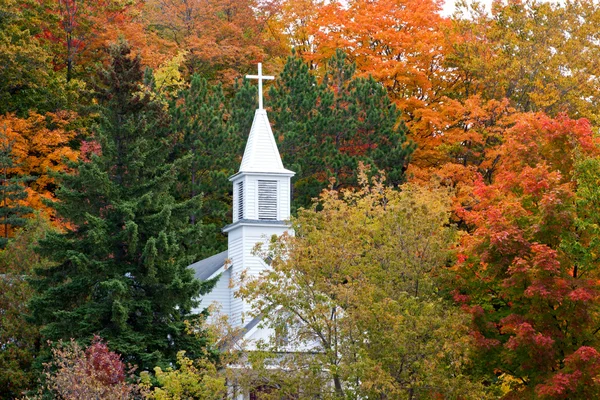 Église catholique Sainte-Rita de Maple City à l'automne — Photo