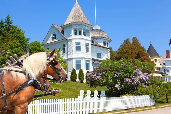 Wedding Cake Cottage on West Bluff Road - Mackinac Island — Stock Photo, Image