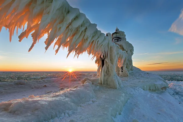 Pôr do sol no Frozen St. Joseph Pier Lighthouse — Fotografia de Stock