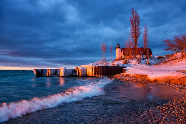Eisbeschichtete Wellenbrecher am Point Betsie Leuchtturm in Michigan Stockbild