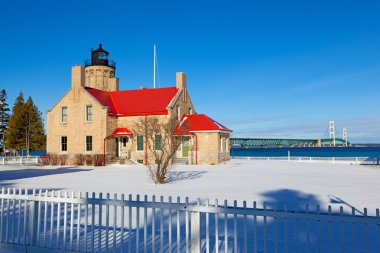 Eski Mackinac noktası deniz feneri kışın