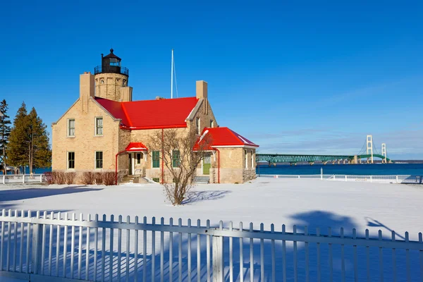 Eski Mackinac noktası deniz feneri kışın