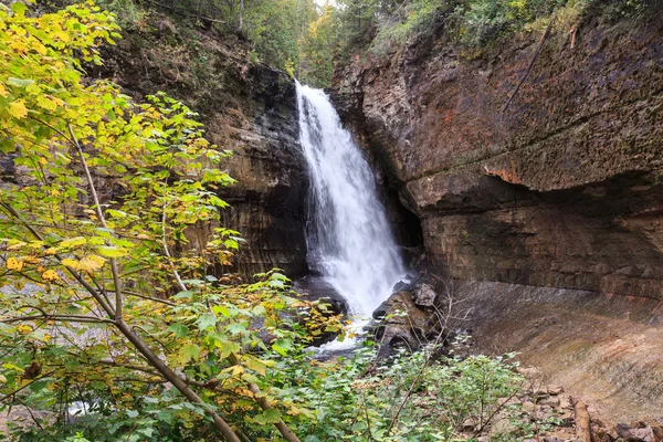 Otoño en Miners Falls - Rocas en la foto National Lakeshore, Michigan —  Fotos de Stock