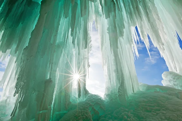 Smaragdgrüne Eisvorhänge auf der großen Insel - Lake Superior - im Bild lizenzfreie Stockbilder