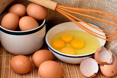 Tabakta çiğ yumurta.