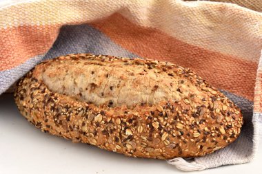 Tahta masada taze ekmek.