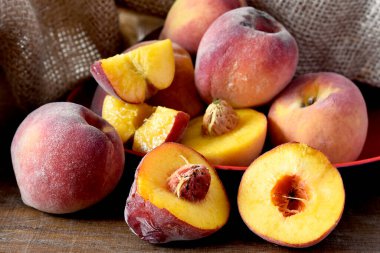 Taze şeftali meyvesi 