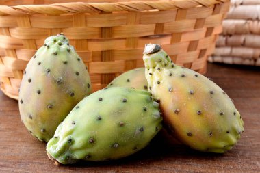 Masada dikenli armutlar