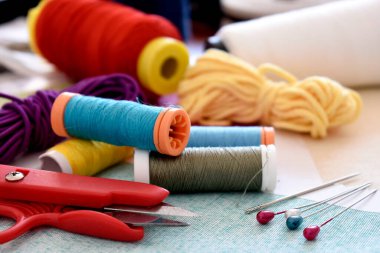 Masaya iplik ve iğne dikiyorum.