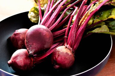 Tahta bir masada taze pancar kökü