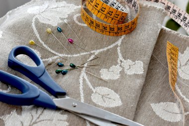 Ahşap arka planda aksesuarlar dikiliyor