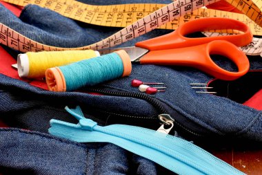 Ahşap arka planda aksesuarlar ve araçlar dikiliyor