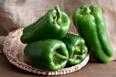 Tahta masada taze yeşil biber