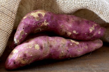 Tahta bir masada çiğ patates. 