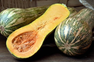 Tahta masadaki balkabakları