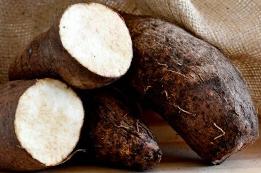 Tahta masada taze ekmek.