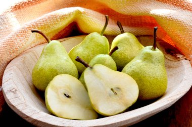 Ahşap arka planda lezzetli armutlar