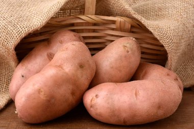 Tahta masada çiğ patates. 