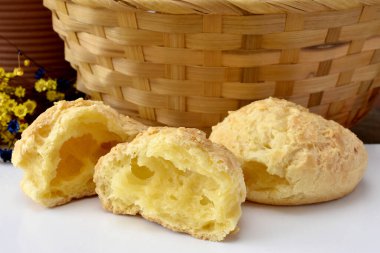 Krem peynirli ve ballı taze turtalar.