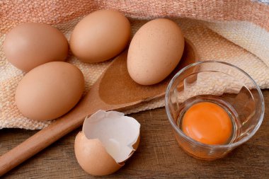 Tahta masadaki yumurtalar.