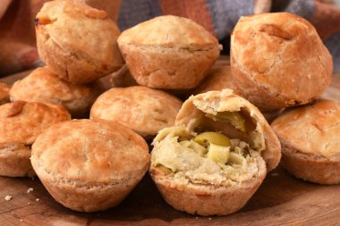 Taze pişmiş çörekler masada