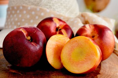 Tahta bir masada olgun şeftaliler