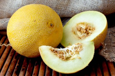 Tohumlarla dolu olgun kavun.