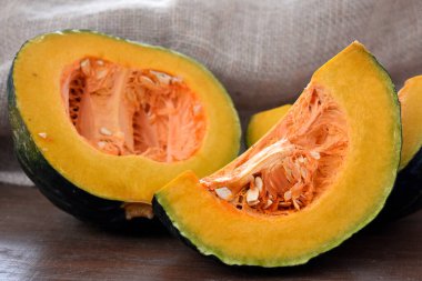 Tahta arka planda bir balkabağı