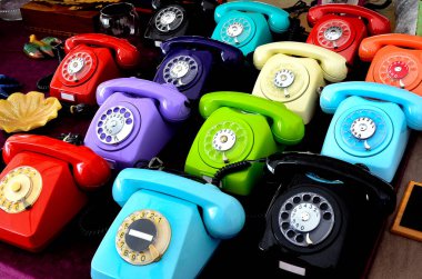 Masada eski telefonlar var.