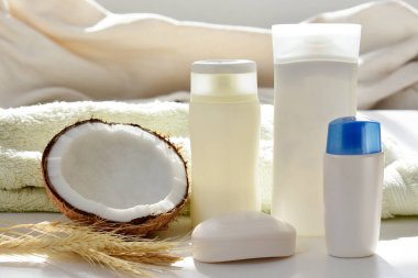 Ahşap arka planda kozmetik ürünleri