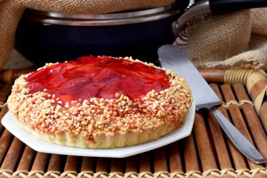 Tahta bir masada çilekli kek.