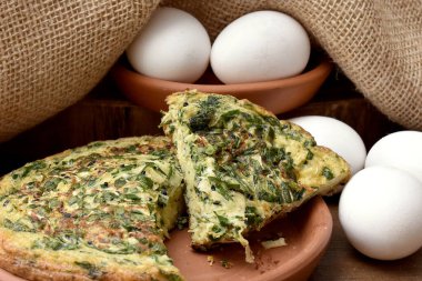 Ev yapımı, sebzeli ve baharatlı peynirli turta.