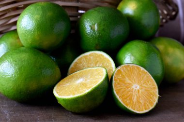 Tahta masadaki limonlar