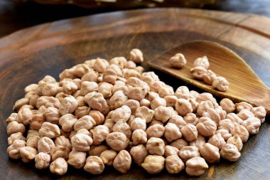 Tahta bir kasede çiğ nohut