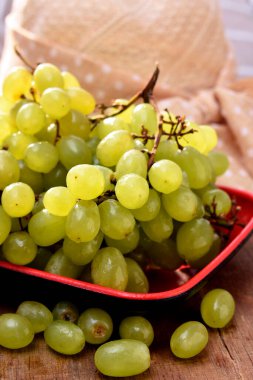 Sepette bir demet üzüm.