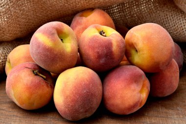 Masada olgun şeftaliler