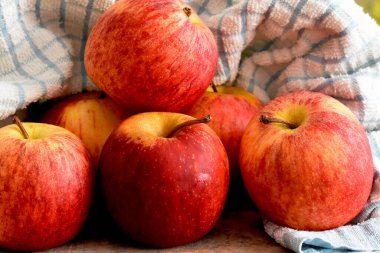 Tahta masada taze olgun elmalar